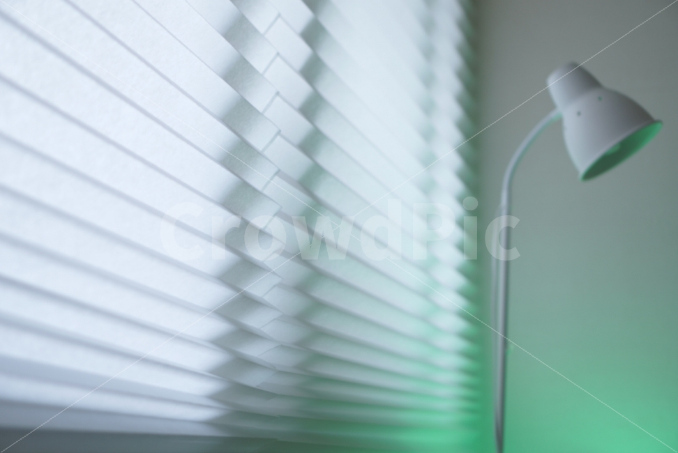 블라인드,창문,침실,화이트,화이트인테리어,인테리어,이케아조명,녹색빛,녹색불,blind,window,whitewindow,whiteinterior,interior,greenlight,감성,sensible,feeling,색깔,색상,색채,색감,color sense,color sensitivity,feeling of color,인테리어,실내디자인,interior design,사물,물건,오브젝트,thing,object,matter