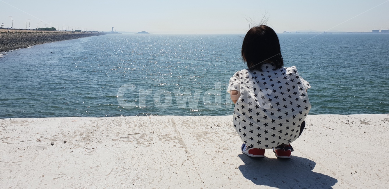sea,바다,대양,자연,water,물,nature,뒤,뒷모습,풍경,바다풍경,바닷가,해변,아이,back,어린이,소년,사람,인간,사람,인물,인간,human,person,어린이,어린아이,child,children,kid