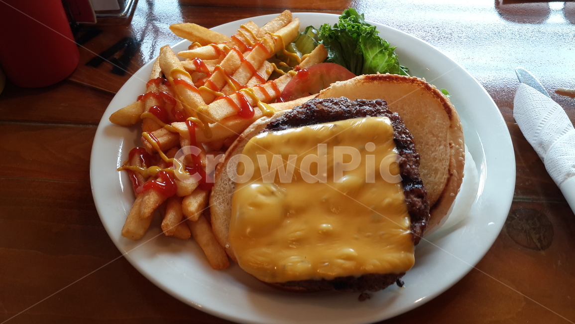 Cheeseburger,American style,Potato Chips,delicious,cheese