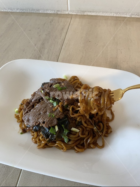 짜파구리,짜파게티,짜장라면,라면,짜장면,소고기,채끝살,점심,국수,너구리,흰접시,홈메이드,혼밥,집밥,포크,음식,한식,한국음식,koreanfood,noodles,noodle,blacknoodle,food