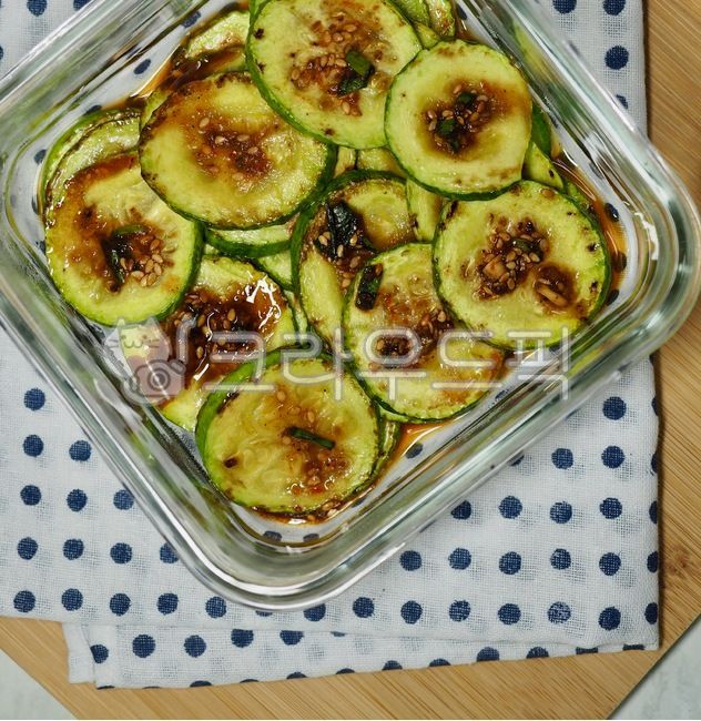 호박,애호박,호박구이,애호박구이,반찬,한국음식,아시아음식,배경,웰빙,채소,채소음식,간장양념,녹색,유리용기,음식,요리,간장,pumpkin,grilledpumpkin,sidedish,koreanfood,asianfood,background,wellbeing,vegetable,soysauce,green,glasscontainer,food,cooking