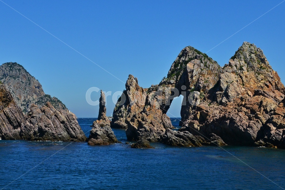 낭떠러지,cliff,nature,자연,outdoors,옥외,water,물,shoreline,해안선,sea,바다,ocean,대양,coast,연안,promontory,신안,홍도,다도해행상국립공원,홍도독립문,남문바위,cave,동굴,자연,풍경,nature,landscape