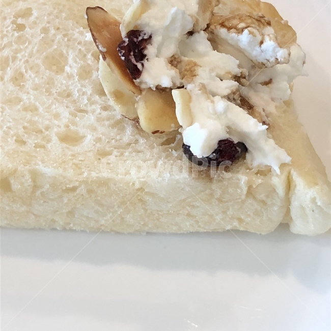 빵,리코타치즈,아몬드,브런치,치즈,bread,빵,bread