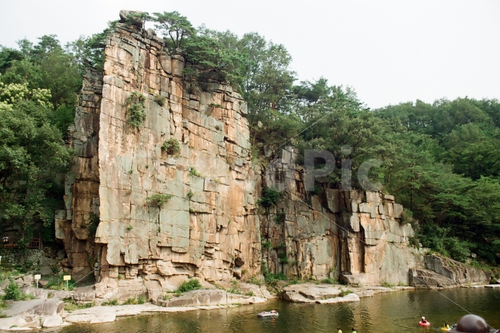 사인암,사인암계곡,단양사인암,단양,필름사진,자연,풍경,nature,landscape,여름,계절,summer,season,outdoors,옥외,cliff,낭떠러지
