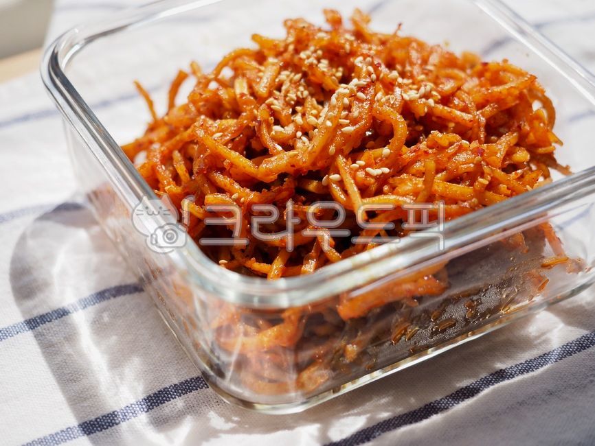음식,오징어채볶음,말린오징어채,오징어,반찬,한국음식,아시아음식,매운음식,빨강,유리용기,유리,깨소금,food,stirfriedsquid,driedsquid,squid,sidedish,koreanfood,asianfood,spicyfood,red,glasscontainer,glass,sesamesalt