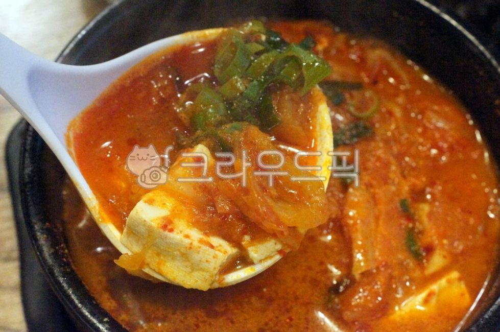 plating,Korean cuisine,Kimchi hot pot,kimchistew,meatstew,spicystew,kimchijjigae,food,porkstew,Korean food,Plating,kimchi soup,cooking,Pork Kimchi Stew,foodpresentation