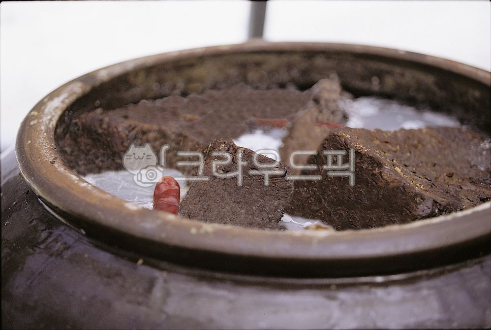 crock pot,fermentation,soybean paste,chili pepper paste,fermented food,Korean tradition