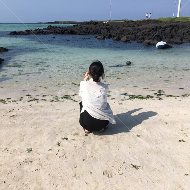 제주도,바다,사람,여자,뒷모습,모래사장,모래밭,해수욕장,여행,하늘,바닷물,그림자,데일리룩