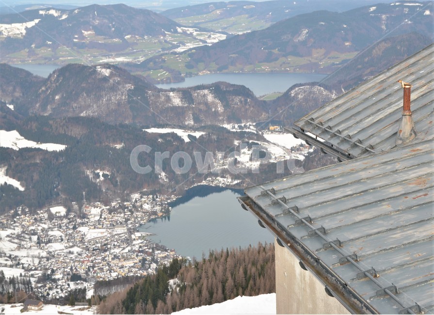 nature,자연,landscape,경치,설경,outdoors,옥외,scenery,풍경,slope,경사,지붕,호수,산,mountain,설산,산맥,해외,산등성이,잘츠카머구트,장크트길겐마을,볼프강호수,오스트리아,겨울,계절,산속풍경,눈,눈덮인,마을,숲,나무