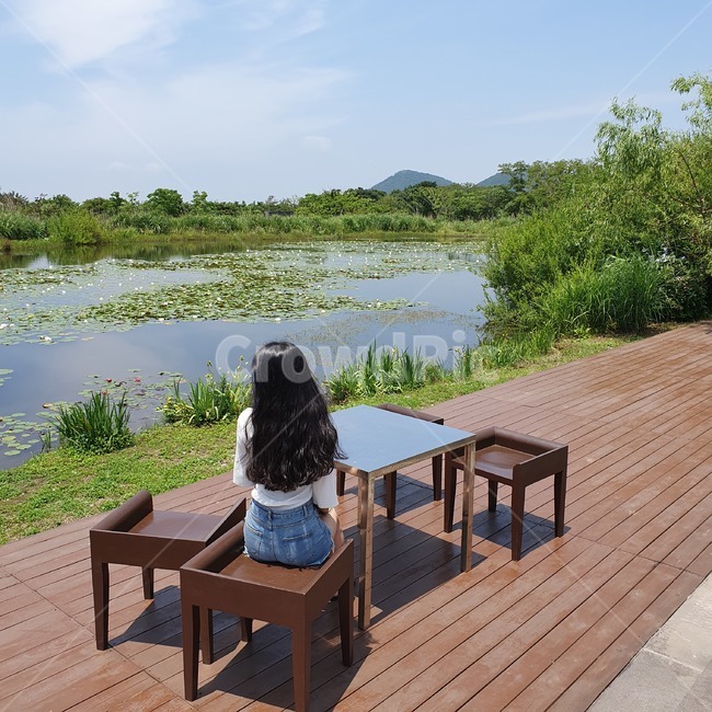 뒷모습,호수,테이블,호숫가,여자뒷모습,긴머리,lake,table,appearancefrombehind,여자사람,사람뒷모습