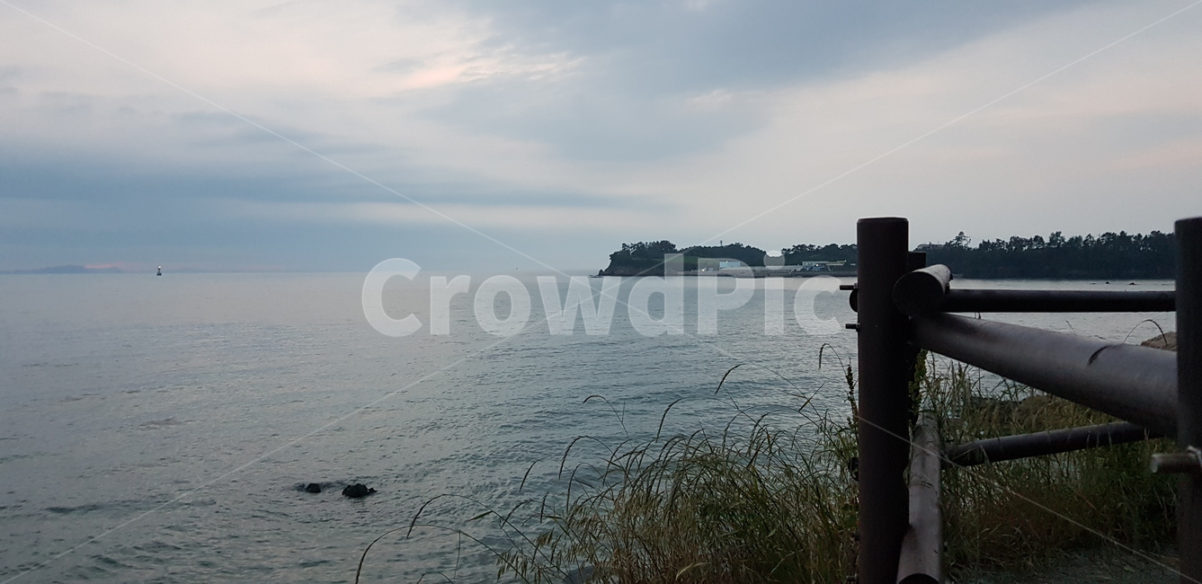 바다,물,자연,풍경,해안,하늘,어두운바다,흐린바다,분위기,해안선,어두운,울타리,전망대,전망,휴식,펜스,휀스,뷰