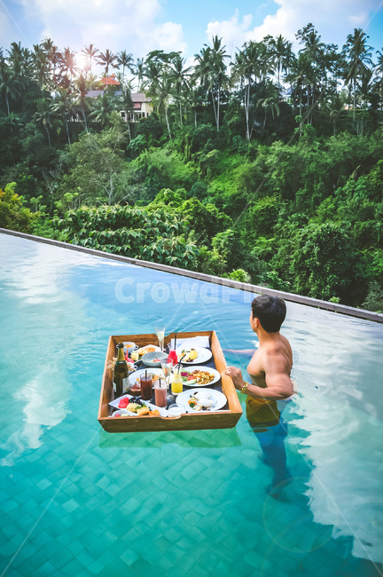 발리,휴양지,수영장,pool,ubud,우붓,조식,플로팅조식,여름,계절,summer,season,사람,인물,인간,human,person,남성,남자,man,male,여행,휴가,traveling,vacation,trip