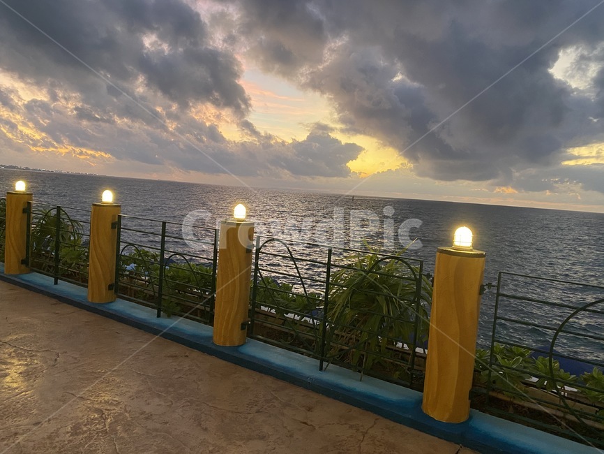 handrail,난간,railing,바다,해변,해안가,산책,풍경,밤바다,산책로,하늘,구름,노을,해질녘,밤경치,sunset,sun,night,mood,seaside,clouds,lamp
