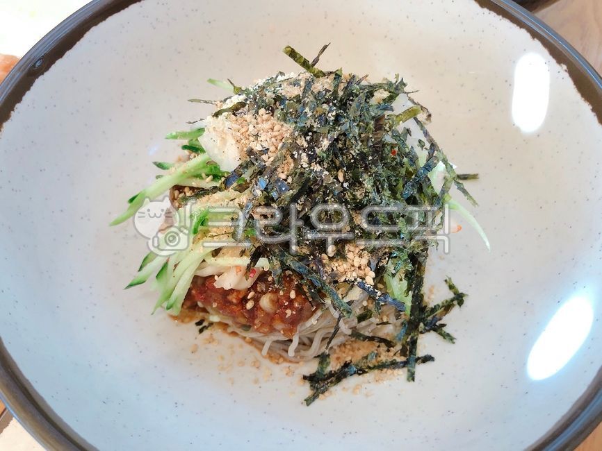 막국수,비빔국수,국수,food,음식,korea,한식,한국음식,koreanfood,오이,김가루