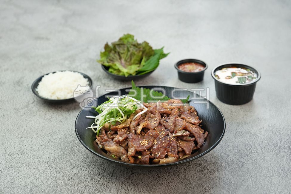 간장돼지불백,돼지두루치기,제육볶음,간장돼지고기볶음,불고기,돼지불고기,돼지고기불고기,돼지고기,쌈채소,공기밥,한식,식사,배달음식