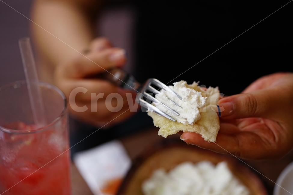 치즈,디저트,빵,연출사진,포크,음식,먹방,푸드,크림,음료,카페,느낌,연출,부드러움,사람,인물,인간,human,person,신체일부,몸,body,음식,식재료,요리,food,cook,meal,dishes,food reserves,빵,bread,디저트,간식,후식,dessert,snack,연출,컨셉,콘셉,direction,concept