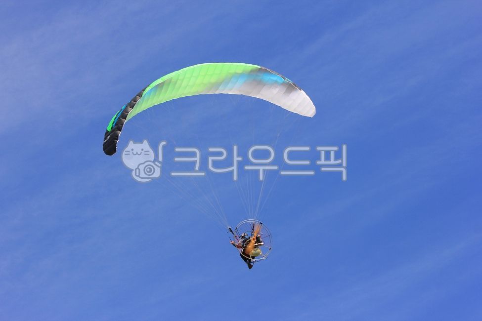 sky,flight,gliding,fly,sports,person,emergency,leisure,motor paragliding