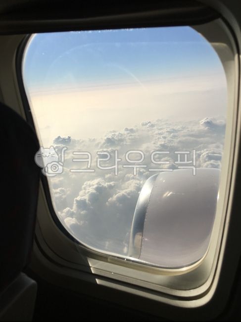 비행기안,비행기창문,구름,window,창문,cloud,감성,하늘,비행기내부,airplain,비행기,여행,trip,travel