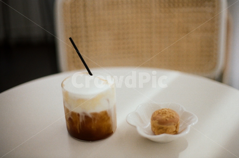 sunshine,cozy,film photography,macaroon,beverage,snug,table,cool,photo,cream,film,sensitive,drink,Emotional photo,analog,sunlight,warm,cafe,dessert,coffee,sweet