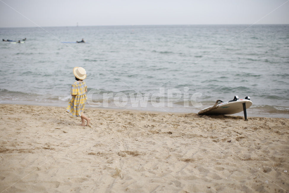 바다,부산,송정해수욕장,모래사장,여자아이,노란원피스,뒷모습,파도,sea,밀짚모자,해변,바다,beach,sea,사람,인물,인간,human,person,어린이,어린아이,child,children,kid,여행,휴가,traveling,vacation,trip