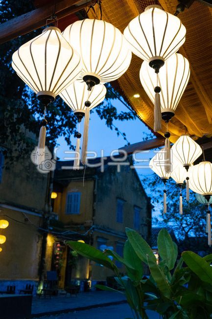 동남아,인테리어조명,등,lamp,램프,조명,light,처마,하늘,해질녁,나뭇잎,길거리,여인초,극락초