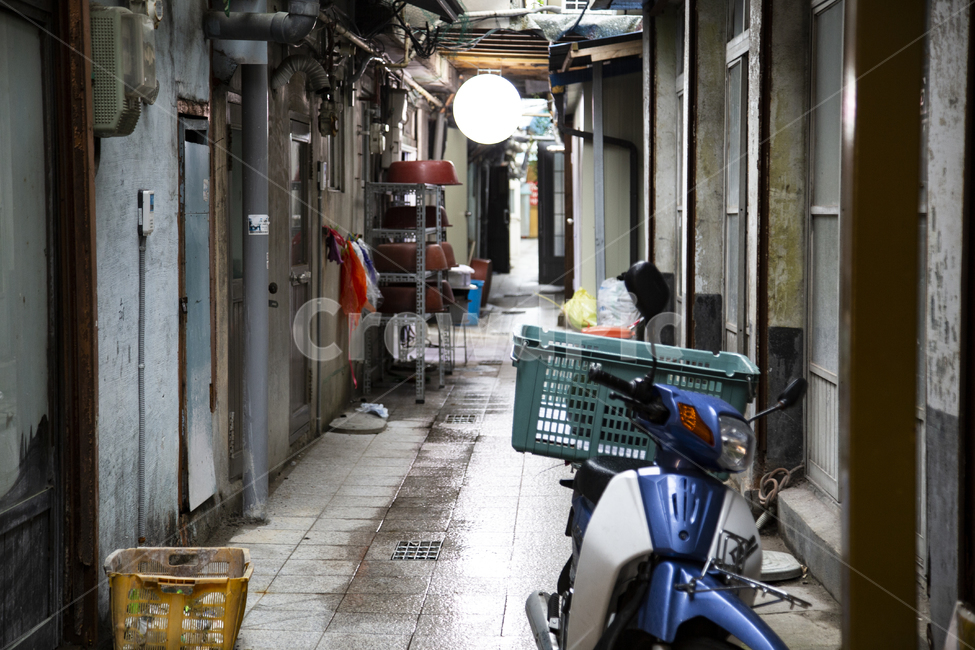 basket,door,game,wet,without people,building,trash,vehicle,motorcycle,light,sparse,Jaesae Market,bite,sewer,market alley,angle,quiet,alley,crummy