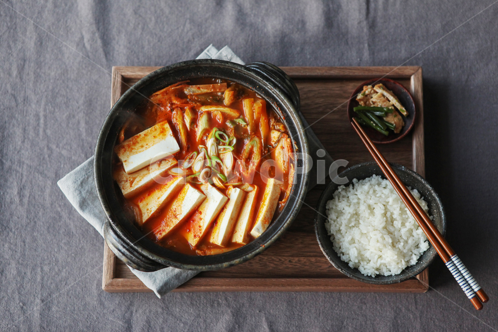 두부,두부전골,전골,두부찌개,김치찌개,한식,한식요리,반찬,밥,젓가락,냄비,전골요리,음식,음식메뉴,식당,한식당,한식메뉴,식재료,음식,식재료,요리,food,cook,meal,dishes,food reserves,한식,한국음식,한국요리,korean food,korean dishes,korean meal,korean cook