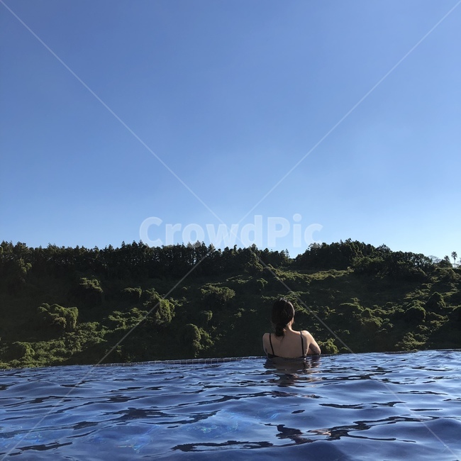 뒷모습,수영장,인피니티풀,히든클리프,인물,자연,사람,인물,인간,human,person,여성,여자,woman,female,lady,여행,휴가,traveling,vacation,trip