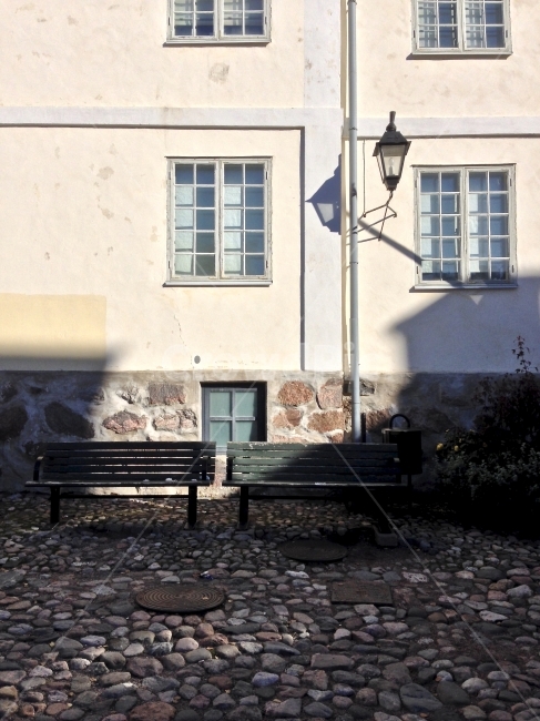 여행,세계여행,유럽여행,핀란드,포르보,travel,journey,europe,finland,porvoo,창,창문,가로등,벤치,window,streetlight,bench,북유럽,northerneurope,그늘,shade,건축물,건물외관,exterior,building,structure,architecture,construction