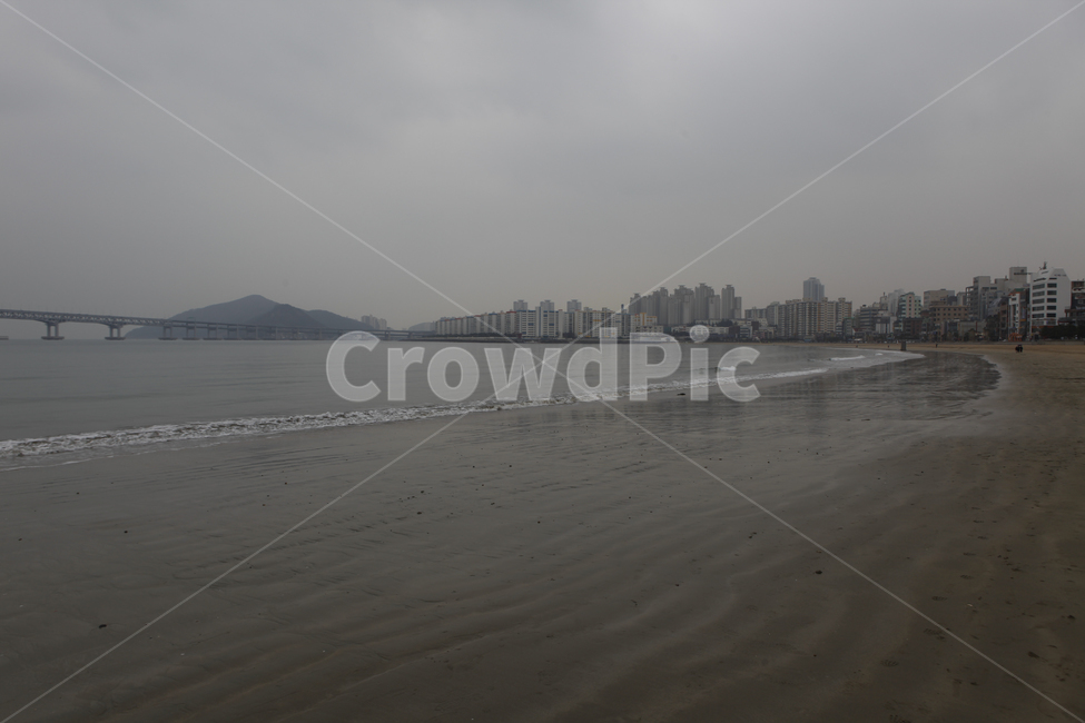 광안리,해수욕장,겨울,해변가,도시,바닷가,백사장,비오는날,부산,해변,바다,beach,sea,도시,풍경,city,landscape,한국도시풍경,한국도시경관,korea cityscape,nature,자연,outdoors,옥외,sand,모래,soil,흙