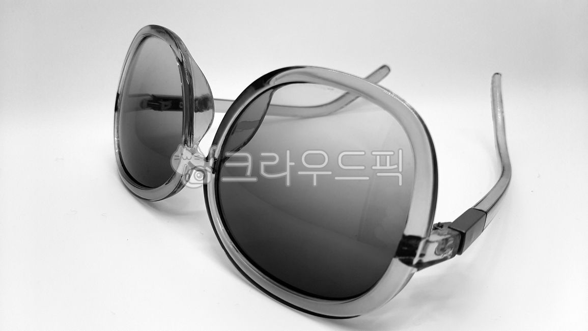 glasses,UV protection,sunglasses,temples,objects,fashion style,black,style,glasses frame,thing,Grayscale