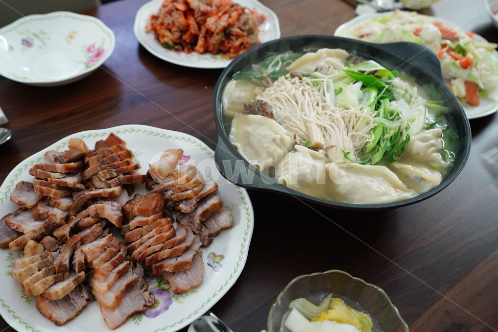 식사,보쌈,만두국,만두,돼지,음식,고기,육류,안주,국물요리,한식,디너,석식,먹방,먹거리,접시,냄비,음식,식재료,요리,food,cook,meal,dishes,food reserves,한식,한국음식,한국요리,korean food,korean dishes,korean meal,korean cook