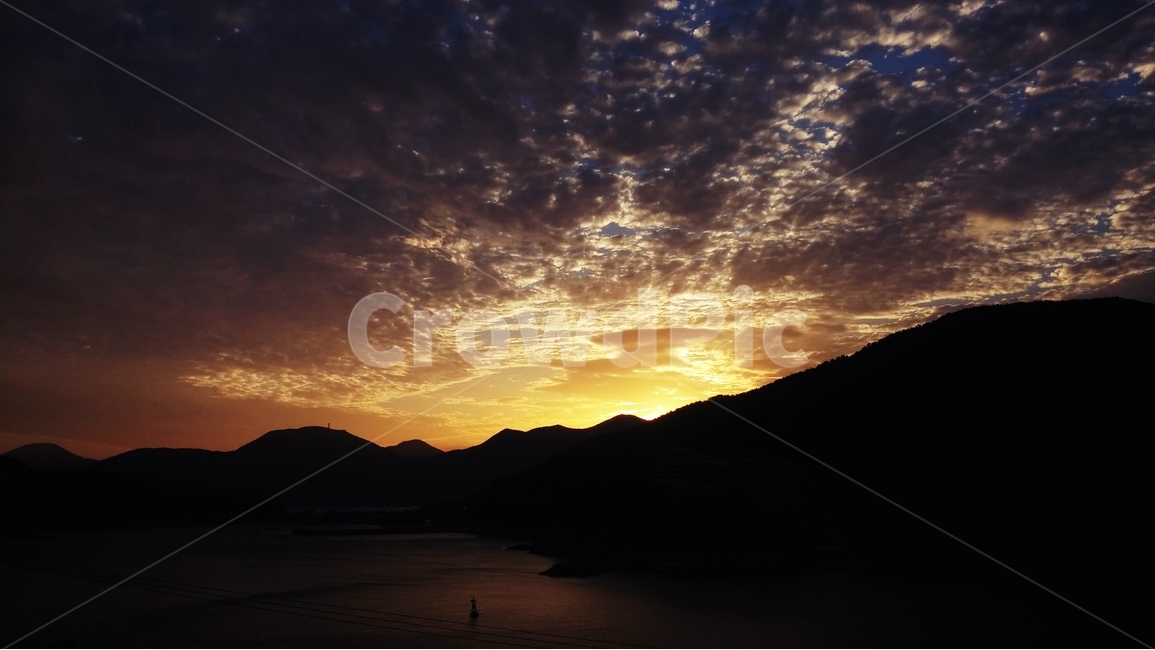 노을,바다,산,하늘,구름,sunset,sea,sky,cloud,자연,풍경,nature,landscape,outdoors,옥외,sunlight,햇빛,dusk,황혼,일몰,dawn,새벽,red sky,붉은 하늘