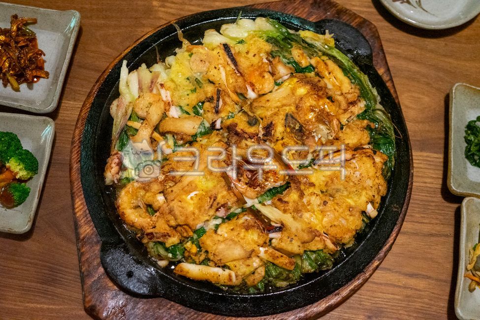 해물파전,전,부침개,파전,한국음식,한식,철판요리,seafoodandgreenonionpancake,koreanfood,hansik,ironplate