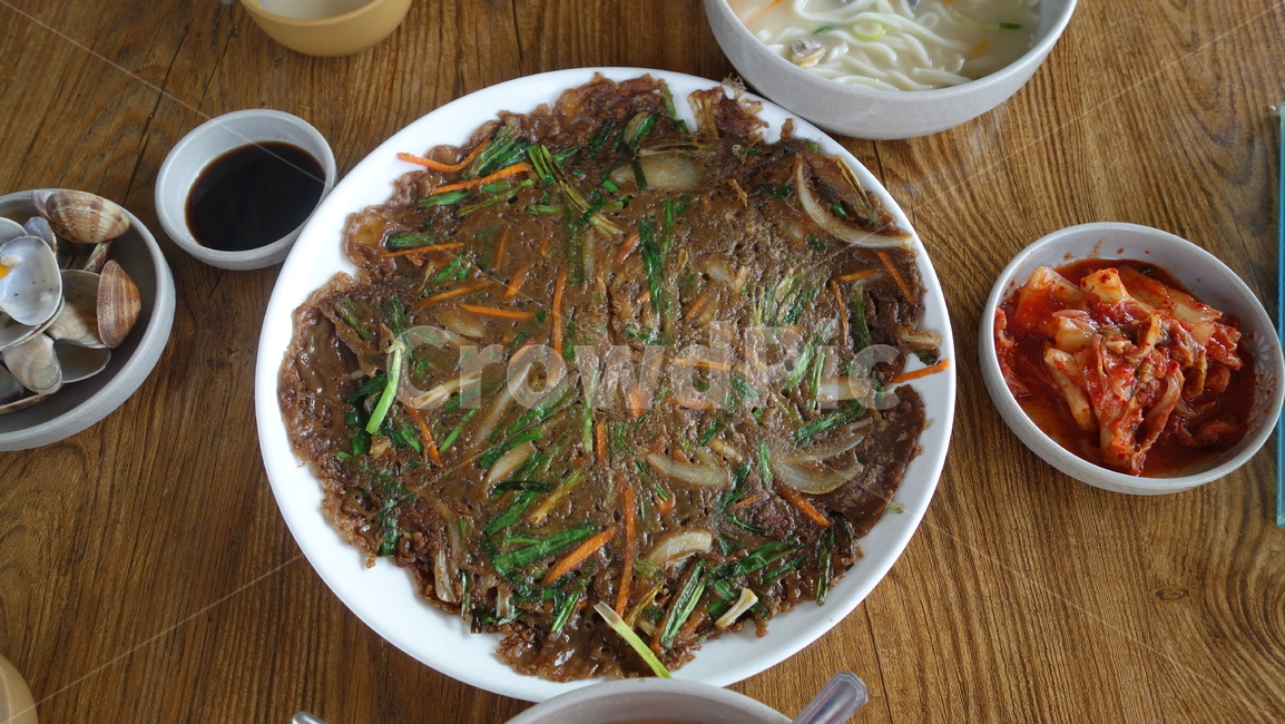 acorn jelly pancakes,kimchi,rainy days,green onion pancakes,makgeolli,soy sauce,delicious pancakes,Pancakes