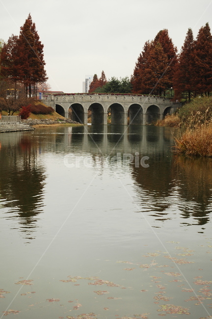 서울,올림픽공원,서울올림픽공원,다리,나무,단풍나무,단풍,낙엽,호수,가을,계절,fall,autumn,season,건축물,건물외관,exterior,building,structure,architecture,construction,건물