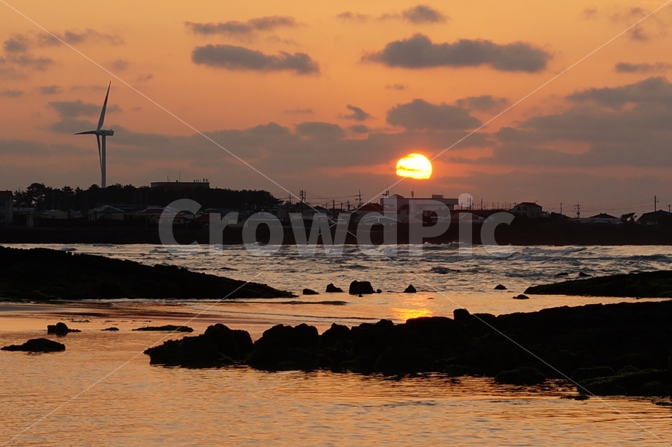 제주도,일몰,바다,풍력발전,여행,자연,풍경,nature,landscape,해변,바다,beach,sea,제주도,jeju,jeju island,시골,마을,country,rural,town,outdoors,옥외,sunset,sky,하늘,dusk,황혼,red sky,붉은 하늘,dawn,새벽,sunlight,햇빛