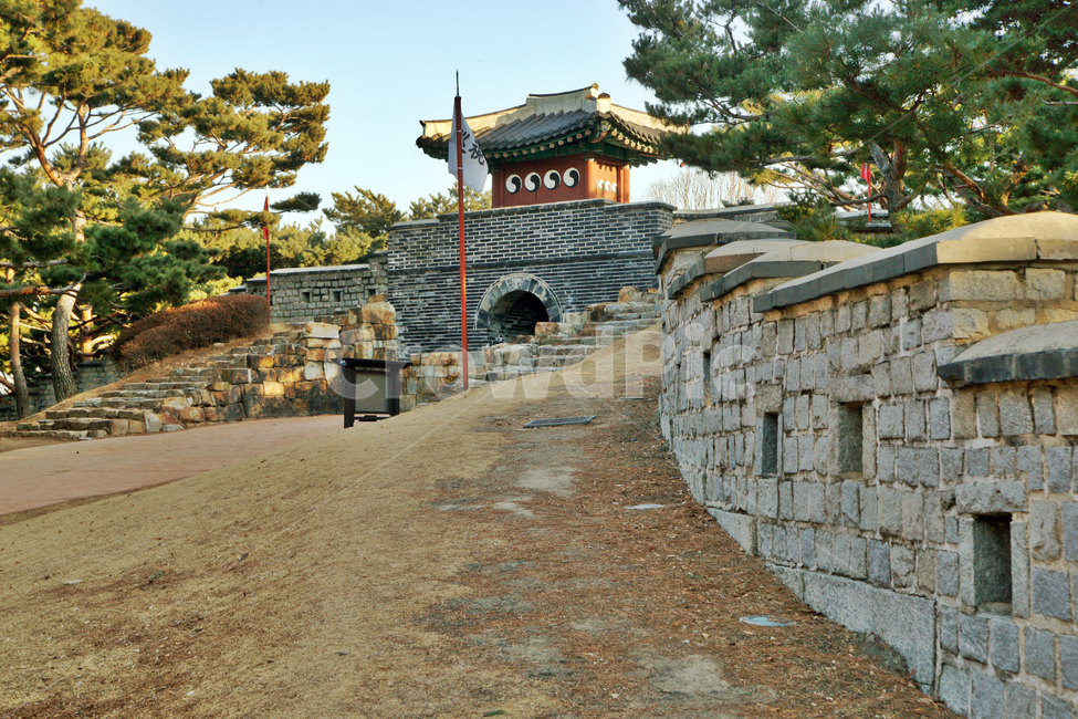 서남암문,서남포사,화성,성벽,수원,홍예문,유네스코세계문화유산,팔달산,암문,한국전통,한국문화,korean traditional,korean culture,랜드마크,landmark,tourist attraction,한국랜드마크,한국관광지,한국명소,korea landmark,korea tourist attraction,건축물,건물외관,exterior,building,structure,architecture,construction