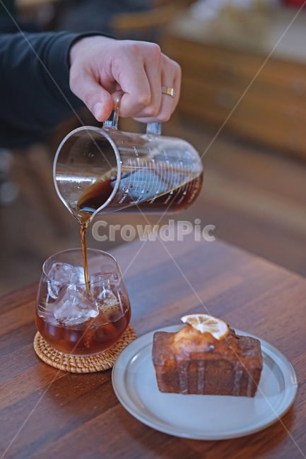 커피,카페,coffee,cafe,음료,디저트,파운드,빵,사람,인물,인간,human,person,신체일부,몸,body,음식,식재료,요리,food,cook,meal,dishes,food reserves,빵,bread,디저트,간식,후식,dessert,snack,커피,카페,coffee,cafe