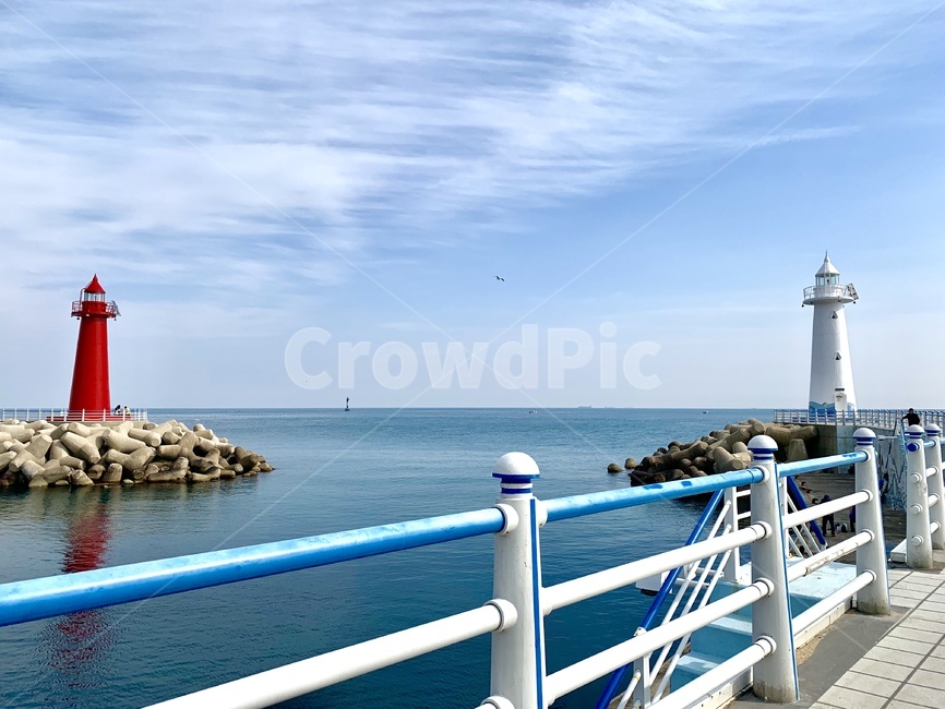 바다,물,돌,바위,등대,구름,하늘,물결,등대,lighthouse,railing,난간,handrail,banister