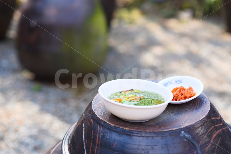 국수,김치,장독대,음식,한식,전통음식,한국전통,한국문화,korean traditional,korean culture,음식,식재료,요리,food,cook,meal,dishes,food reserves,면류,면요리,noodles,한식,한국음식,한국요리,korean food,korean dishes,korean meal,korean cook