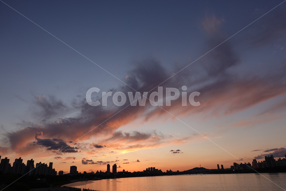 구름,하늘,sky,하늘뷰,skyview,cloud,가을하늘,도시,풍경,city,landscape,nature,자연,outdoors,옥외,dusk,황혼,dawn,새벽,red sky,붉은 하늘,sunset,일몰