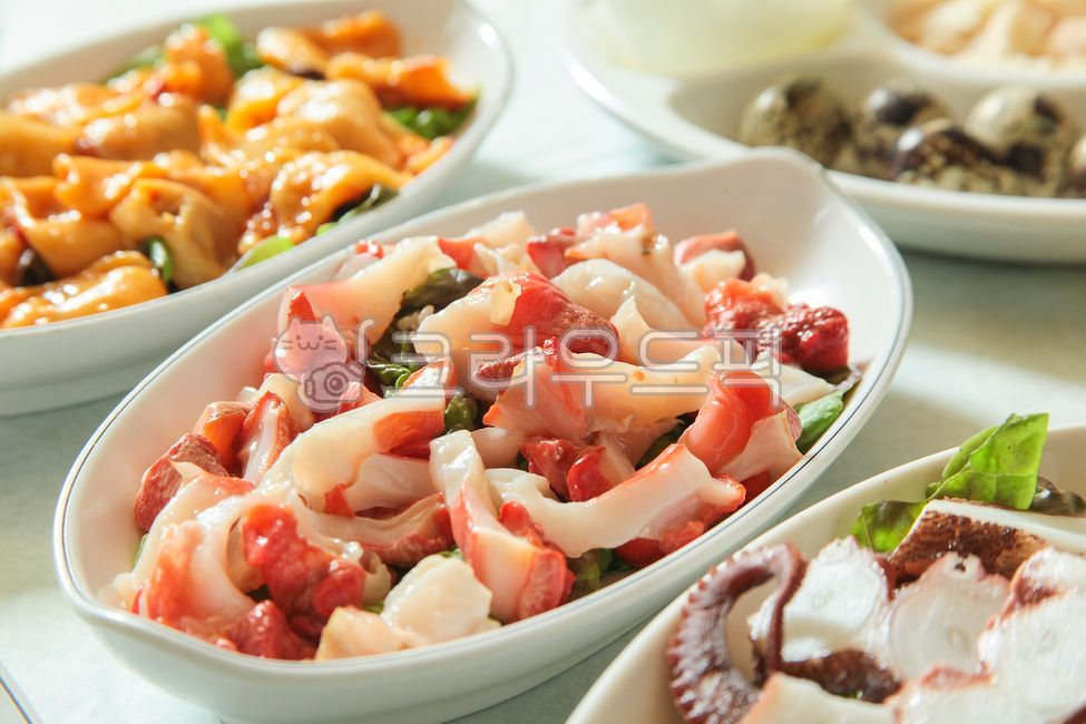 conch,conch sashimi,octopus,octopus sashimi,boiled octopus,bowl,Seafood dishes,Korean food,cooking,delicacy,seafood,Sea cucumber,Korean raw fish restaurant,reflection,sea squirt,restaurant,octopus dish,natural ash,food,Sorahoe,meal,stone octopus,Natural s