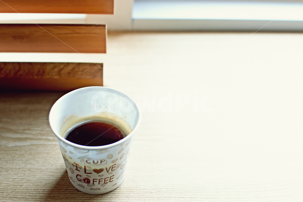 커피,종이컵,일회용,컵,휴식,창가,햇살,블랙커피,1회용,coffeecup,cup,커피컵,블라인드,창틀,오후,기다림,따스함,따뜻함,갈색,브라운,커피,카페,coffee,cafe