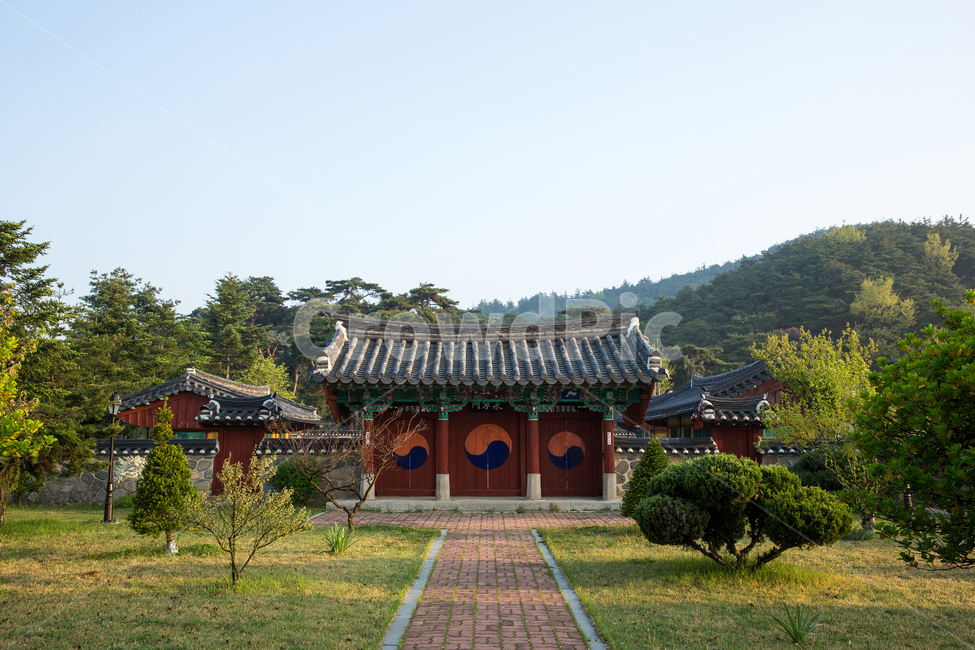 경북,한국,숭신전,경주시,경주,태극,기와,문,야외,산,나무,문화재,유적,전통건물,동천동,한국전통,한국문화,korean traditional,korean culture,건축물,건물외관,exterior,building,structure,architecture,construction