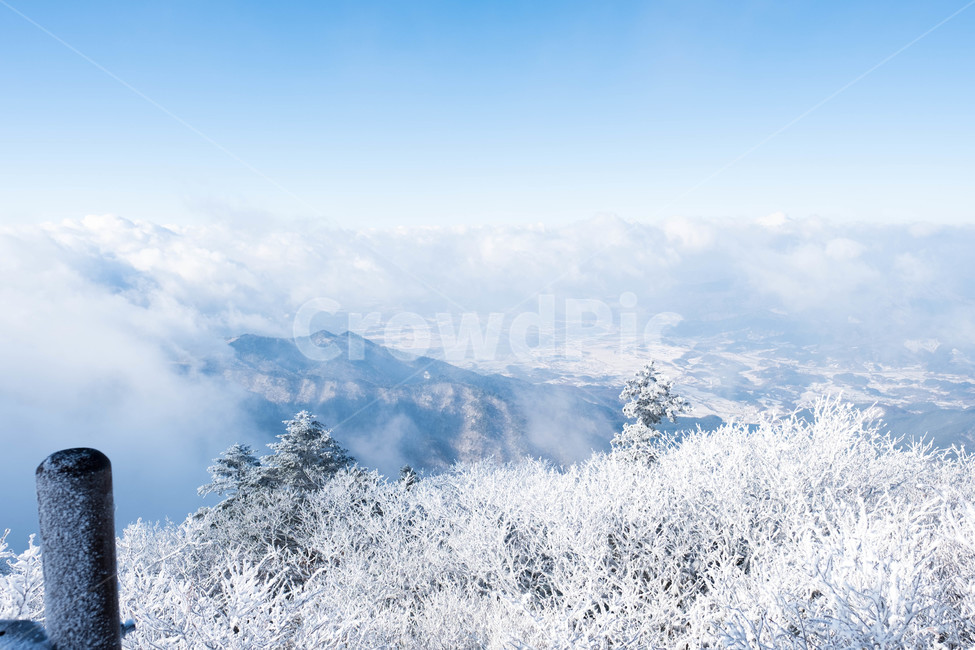 설경,산,겨울산,겨울,눈꽃,눈,등산,능선,추위,도전,하늘,구름,정상,흐림,덕유산,계절,winter,season,자연풍경,nature,landscape,한국자연풍경,한국자연경관,koreanaturelandscape,바람,흩날리다,무주,향적봉,상고대,눈보라,폭설,설산,설국,겨울,계절,winter,season,자연,풍경,nature,landscape,한국자연풍경,한국자연경관,korea nature landscape,outdoors,옥외,mountain,mountain range,산맥,ice,빙