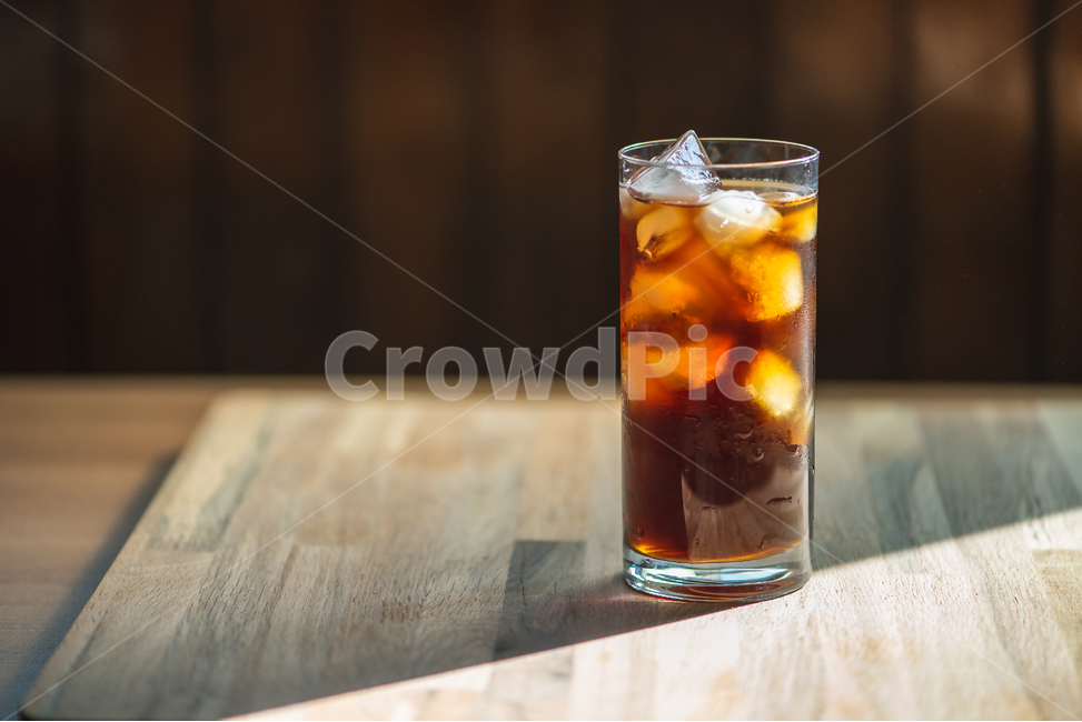 커피,아이스커피,아메리카노,블랙커피,coffee,icedcoffee,iced,americano,시원한,시원한음료,아이스아메리카노,아이스블랙커피,컵,유리컵,나무테이블,ice,아이스,커피,카페,coffee,cafe