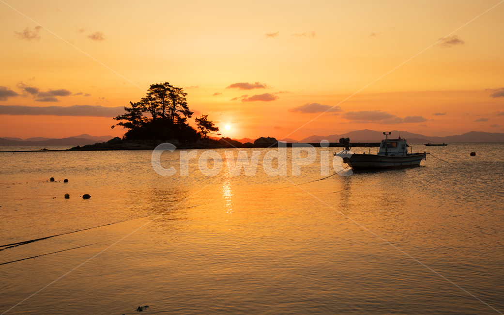 자연,풍경,경치,경관,일출,바다,해변,섬,소등섬,나무,소나무,선착장,수평선,어선,배,어촌,계절,겨울,새벽,붉은하늘,옥외,하늘,햇빛,dawn,nature,redsky,outdoors,sunset,sky,dusk,sunlight,자연,풍경,nature,landscape,한국자연풍경,한국자연경관,korea nature landscape