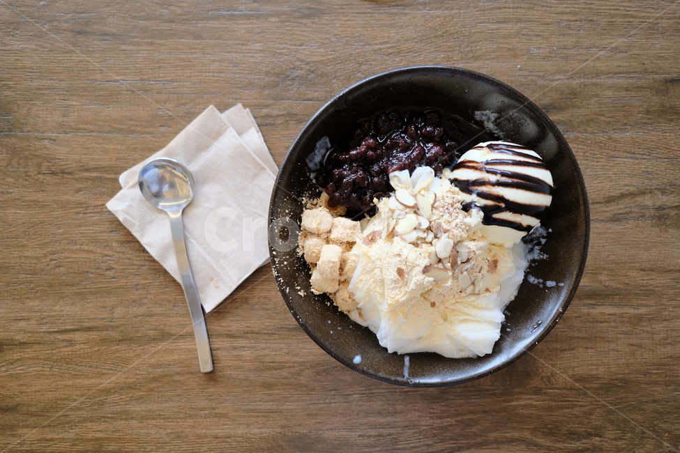 summer snack,soybean flour,shaved ice,ice cream,nuts,Spoon,rice cake,mellowness,spoon,Red bean shaved ice,topping,table