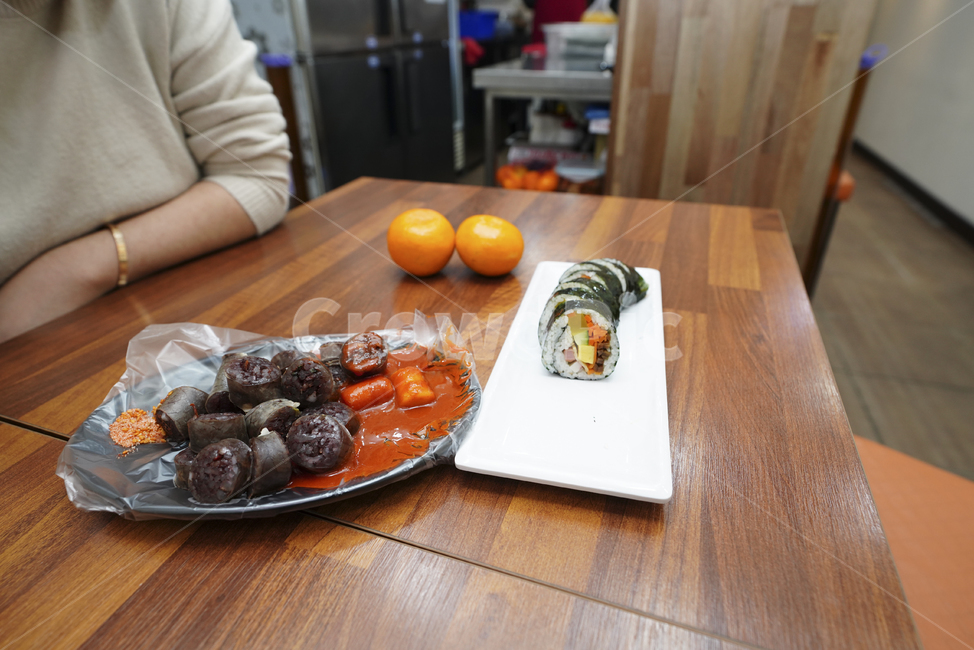 음식,간식,분식,순대,먹거리,한식,푸드,food,안주,사람,김밥,human,인간,person,음식,식재료,요리,food,cook,meal,dishes,food reserves,한식,한국음식,한국요리,korean food,korean dishes,korean meal,korean cook